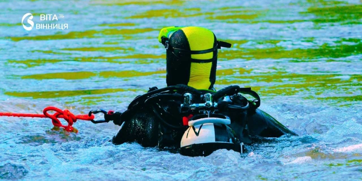 У 100-метрових глибинах Блакитного озера вінницькі водолази шукають молодого потопельника 