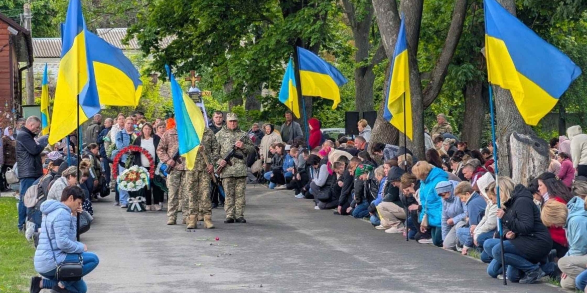 У 25 років загинув за Україну: у Гайсині 14 травня поховали молодого Героя Владислава Цехмейструка. Про це інформують у Гайсинській міськраді. Провели останнім земним шляхом молодого бійця, палкого патріота, безстрашного Захисника, молодшого солдата - Цехмейструка Владислава Віталійовича, - йдеться у повідомленні. Владислав Цехмейструк народився 29.06.1998 року у місті Гайсин. Навчався у міській школі-ліцеї №7. Середню освіту здобував у Ладижинському технічному училищі, отримавши спеціальність механіка сіл