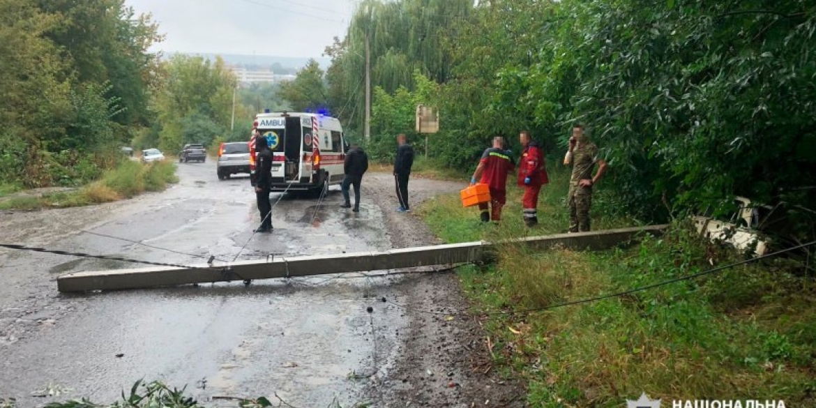 У Барській громаді водійка ВАЗу налетіла на електроопору