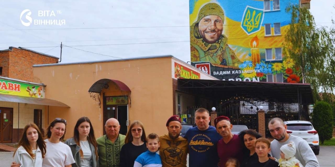 У Барському коледжі відкрили мурал на честь Героя-випускника