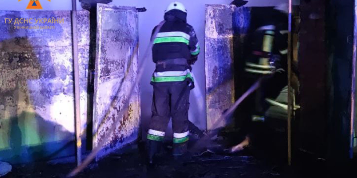 У Бершадській громаді через замикання спалахнула господарча споруда