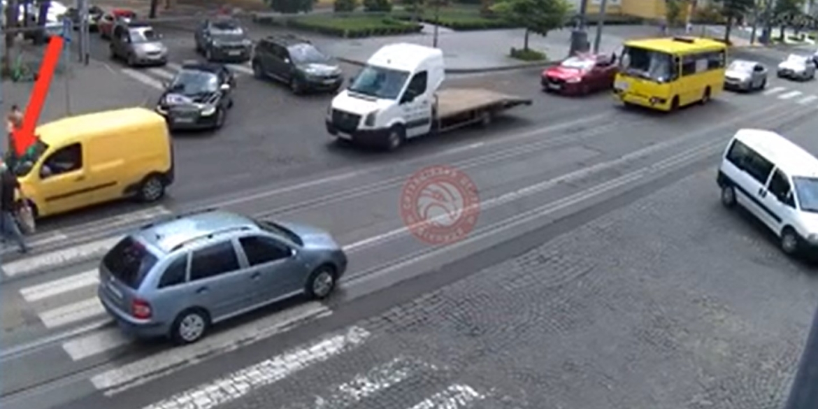 У центрі Вінниці водій Renault збив чоловіка на пішохідному переході