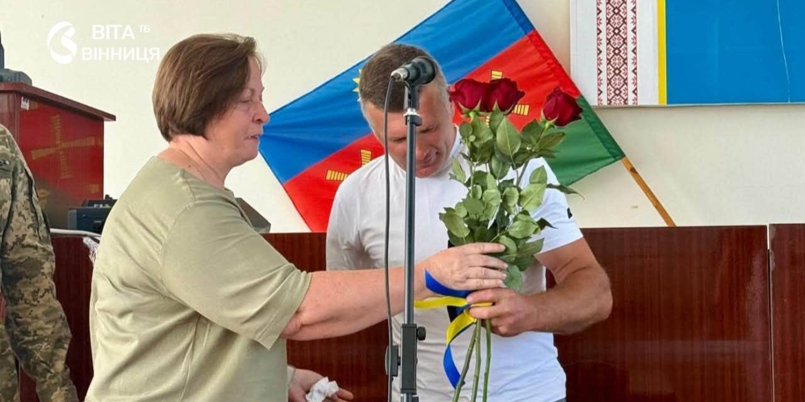 У Чечельнику вручили відзнаку «За поранення» ветерану Євгену Олійнику