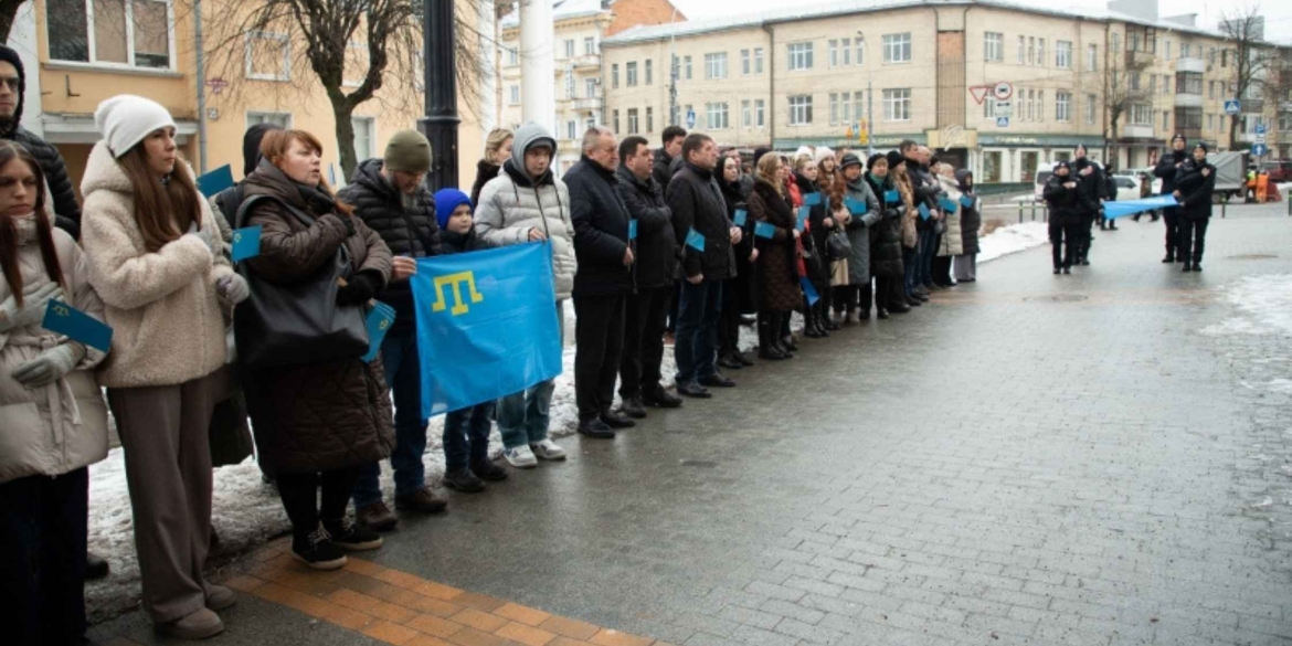 У День спротиву окупації Криму у Вінниці підняли кримськотатарський прапор