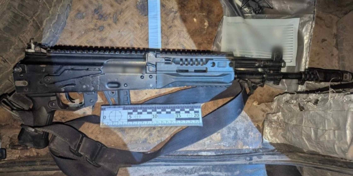 У домашнього насильника з Вінницького району вилучили автоматичну зброю та боєприпаси