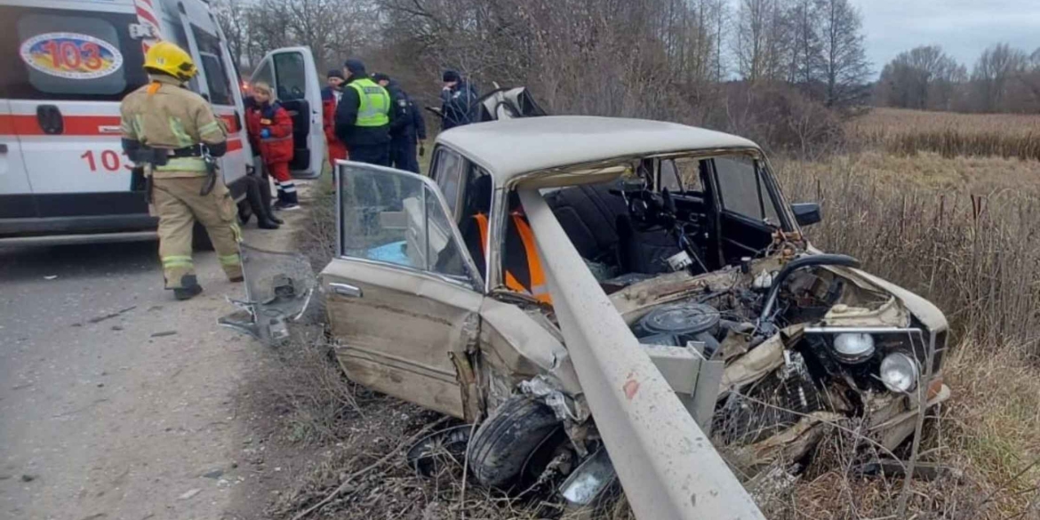 У ДТП на Вінниччині авто настромило на відбійник - водій загинув