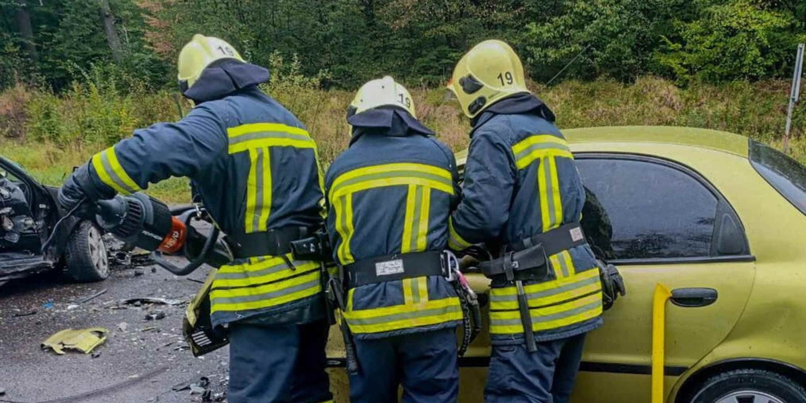 У ДТП на Вінниччині загинув водій, іншого рятувальникам довелось деблокувати з авто