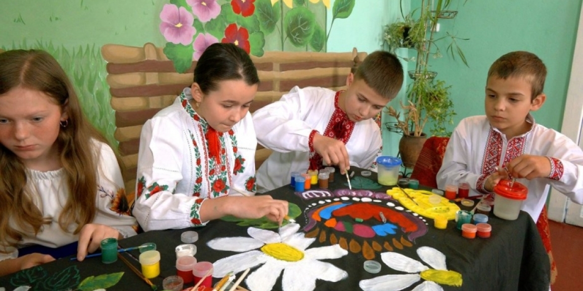 У Джулинській громаді дітей привчають до традиційного розпису килимів