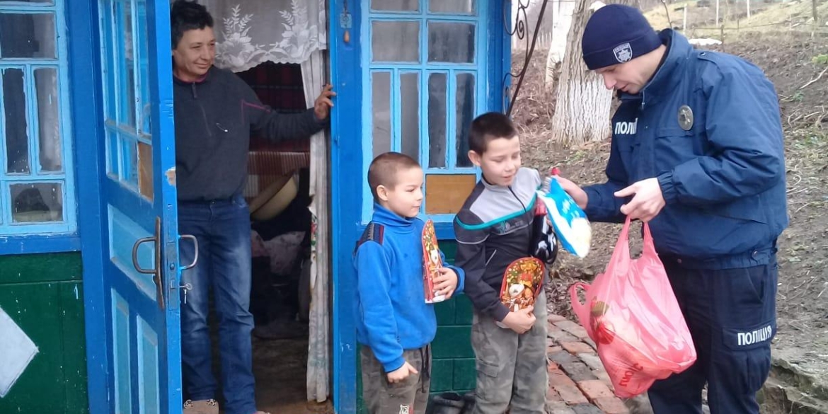 У Гайсинському районі поліцейські відвідали братиків, які втекли до бабусі