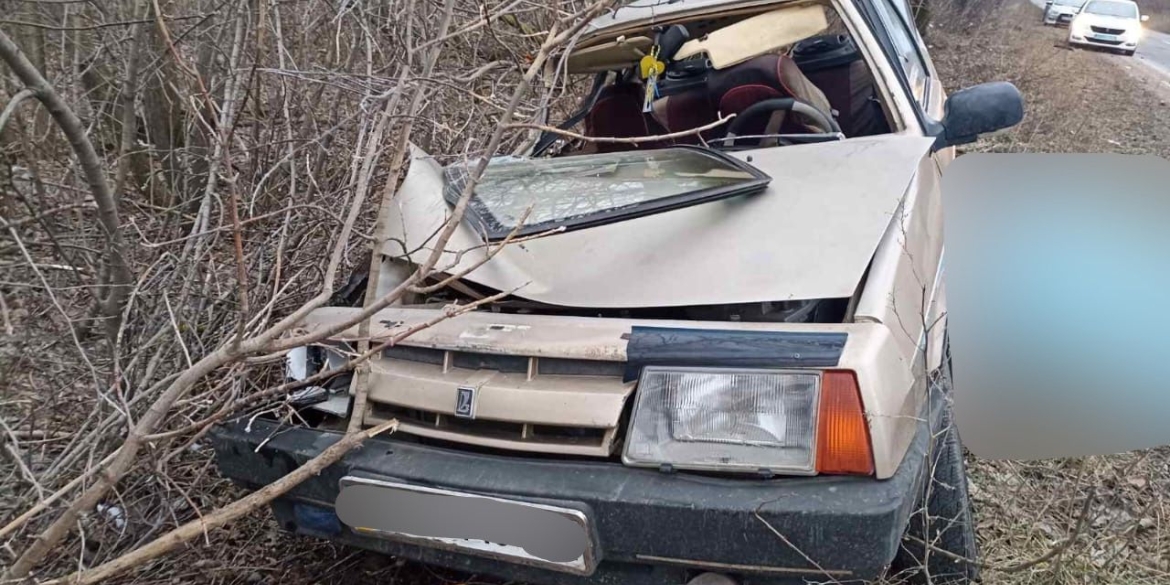У Гайсинському районі ВАЗ влетів у дерево - загинув пасажир