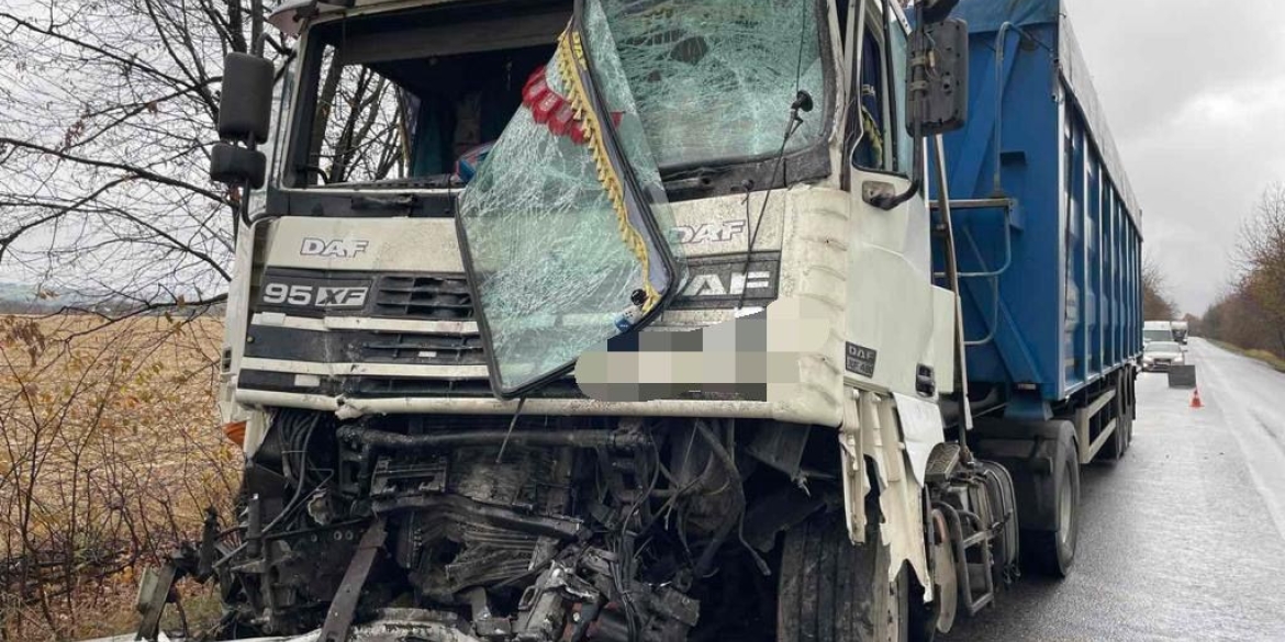 У Гайсинському районі водій DAF не втримав кермо та протаранив іншу вантажівку