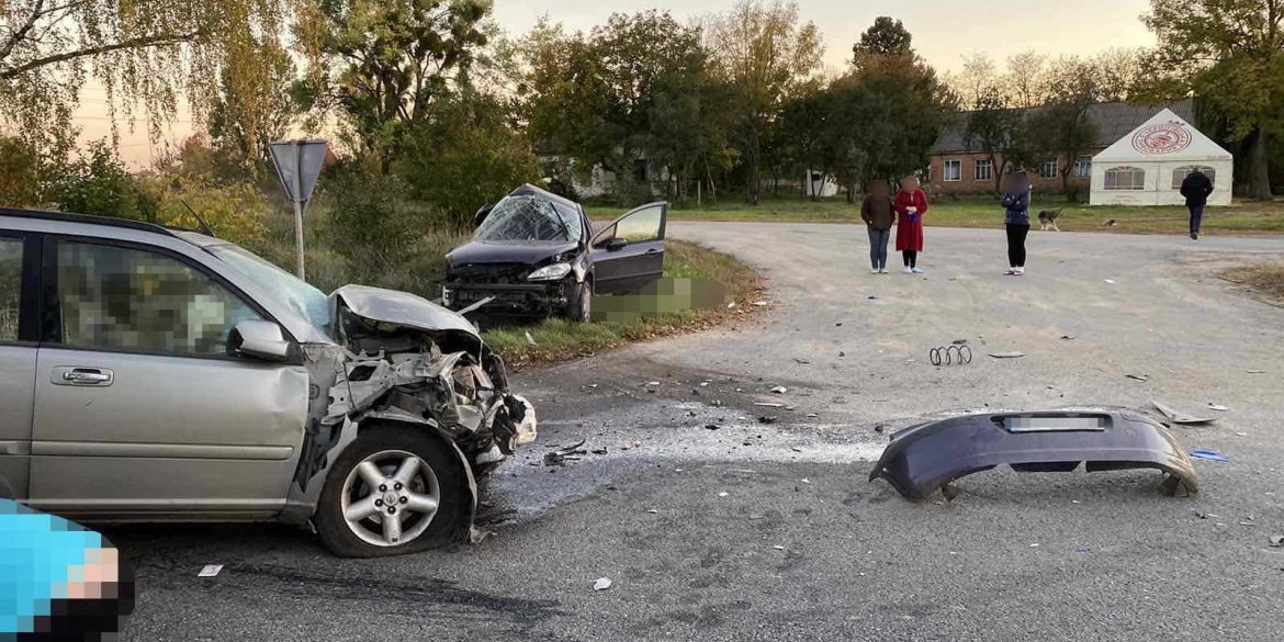 У Гайсинському районі зіткнулись Nissan та Peugeot - один із водіїв загинув