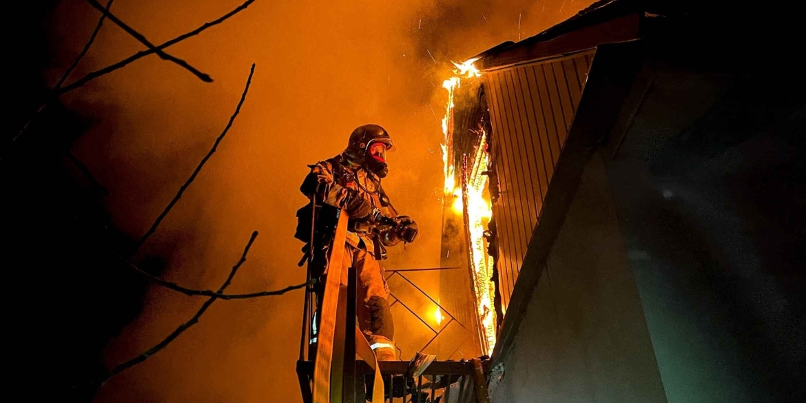 У Гайсині горіло кафе щоб загасити вогонь, викликали чотири пожежних підрозділи