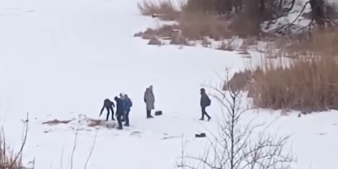 У Калинівці діти влаштували небезпечні ігри на замерзлому ставку