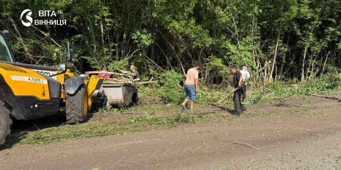 У Калинівській громаді розчистили узбіччя та заготовили дрова для медзакладу