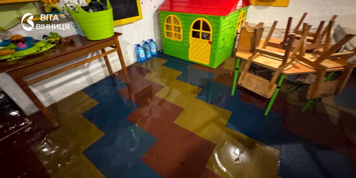 У Калинівці рятувальники відкачували воду з дитсадка та приватного домоволодіння