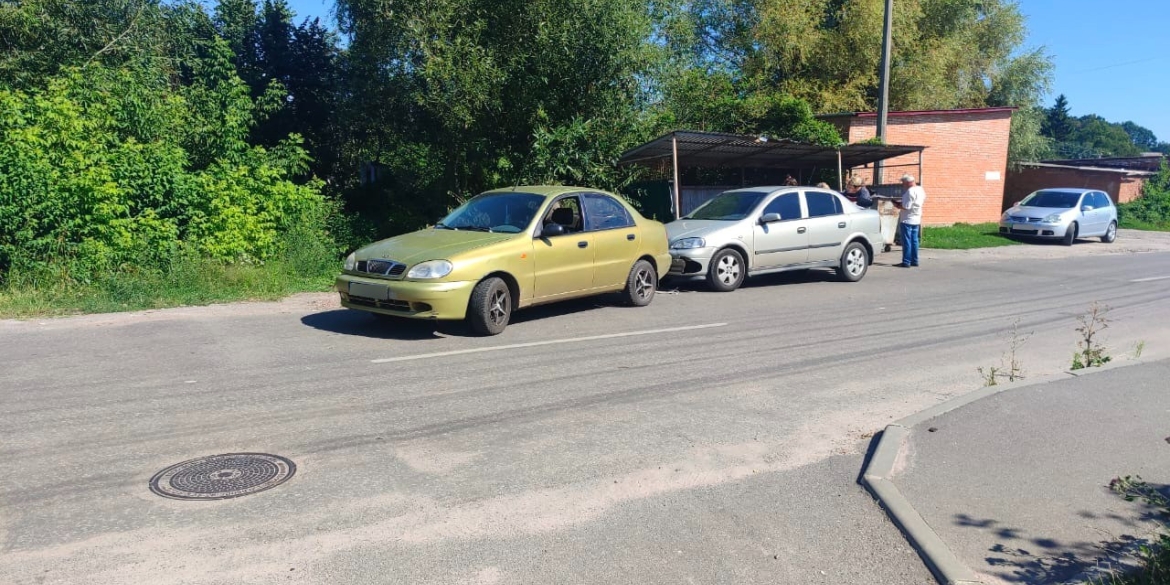 У Калинівці водійка DAEWOO LANOS протаранила припаркований OPEL ASTRA