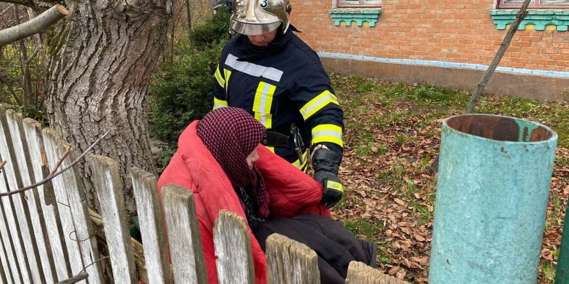У Хижинцях врятували пенсіонерку з будинку, де сталася пожежа
