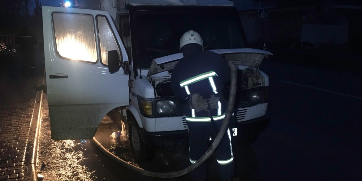 У ХмільникуУ Хмільнику через несправність електросистеми загорілась вантажівка через несправність електросистеми загорілась вантажівка