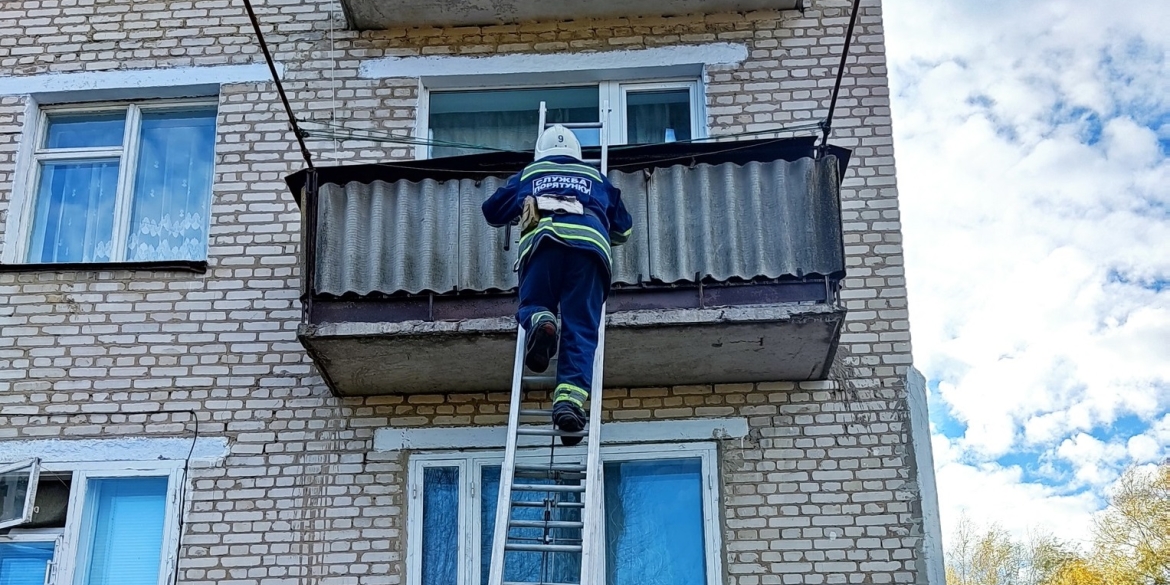 У Хмільнику рятувальники лізли до квартири через балкон, аби допомогти бабусі
