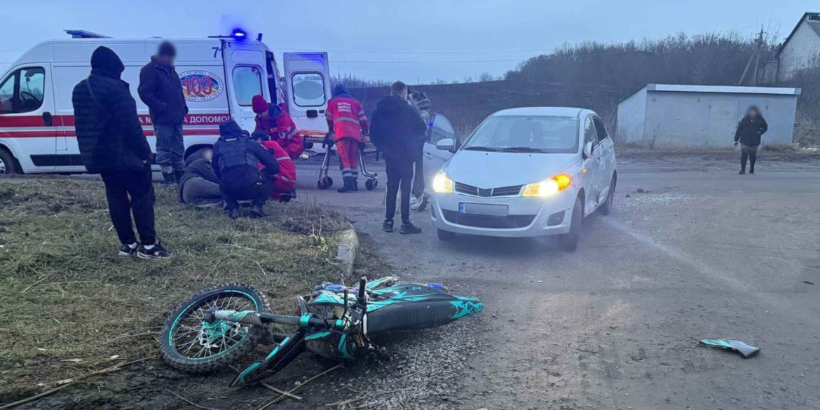 У Хмільнику 21-річний водій мотоцикла влетів у попутне авто