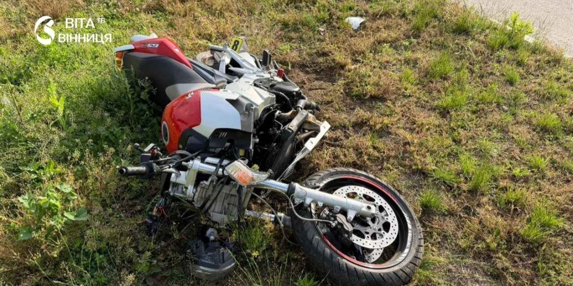 У Хмільнику п'яний мотоцикліст врізався в паркан 16-річна пасажирка госпіталізована