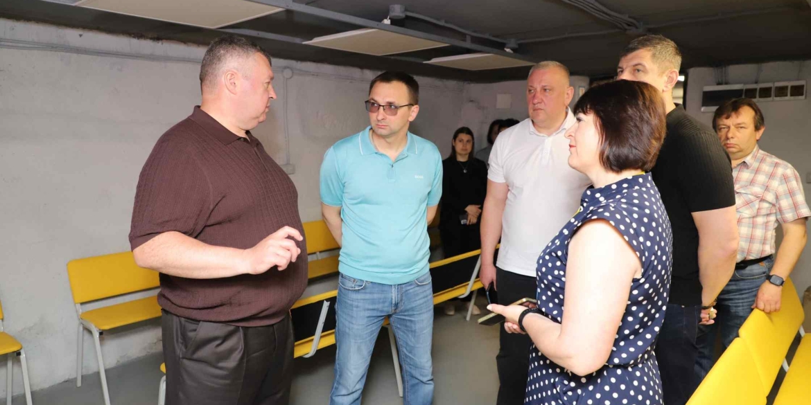У Хмільницькій громаді для п'яти закладів освіти придбали меблі, щоб покращити умови в укриттях