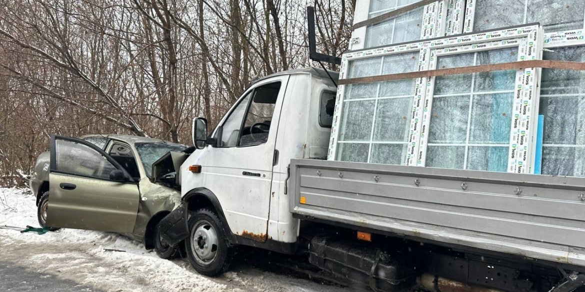 У Хмільницькому районі водійка Daewoo протаранила ГАЗ завантажений склопакетами