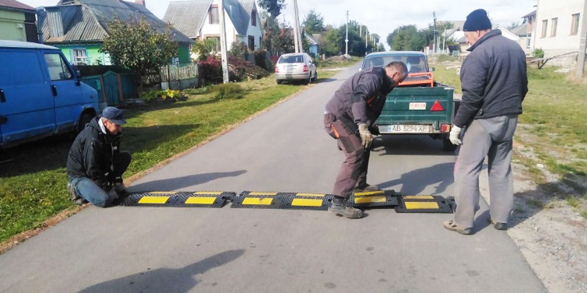 У Корделівці встановили три лежачі поліцейські