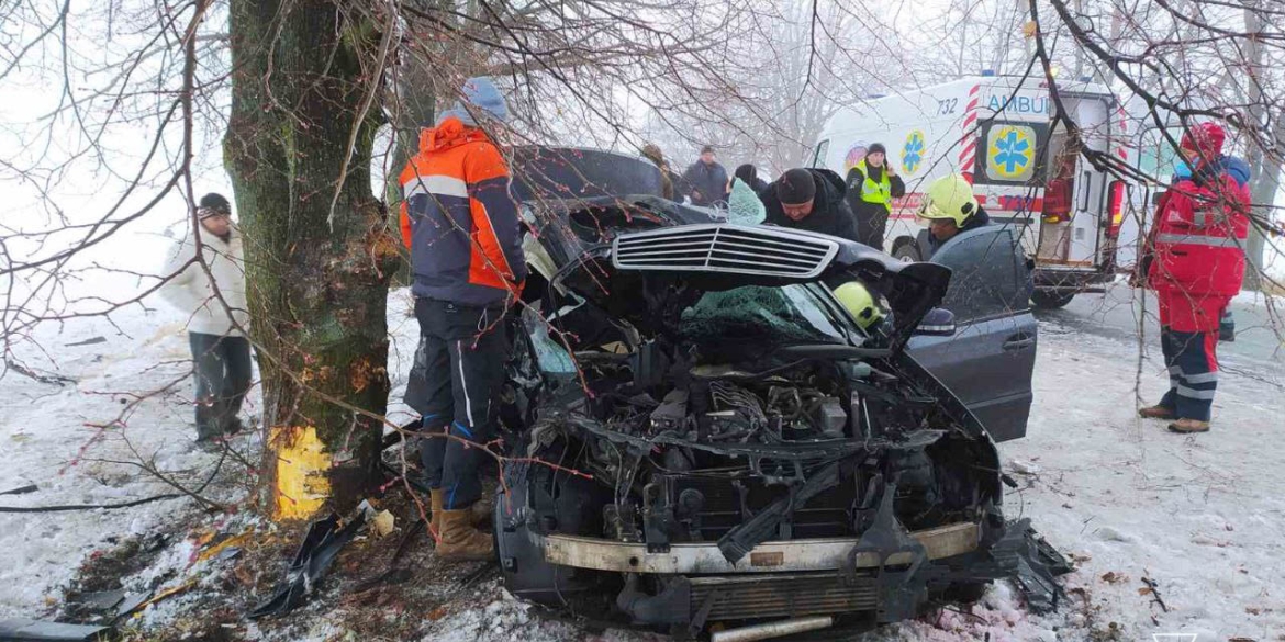 У Козятині рятувальнили дістали водійку з понівеченго автомобіля