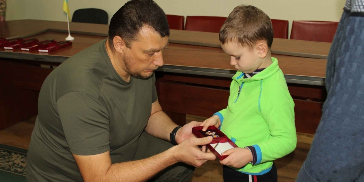 У Козятині рідні отримали посмертні нагороди воїнів-захисників У Козятині рідні отримали посмертні нагороди воїнів-захисників