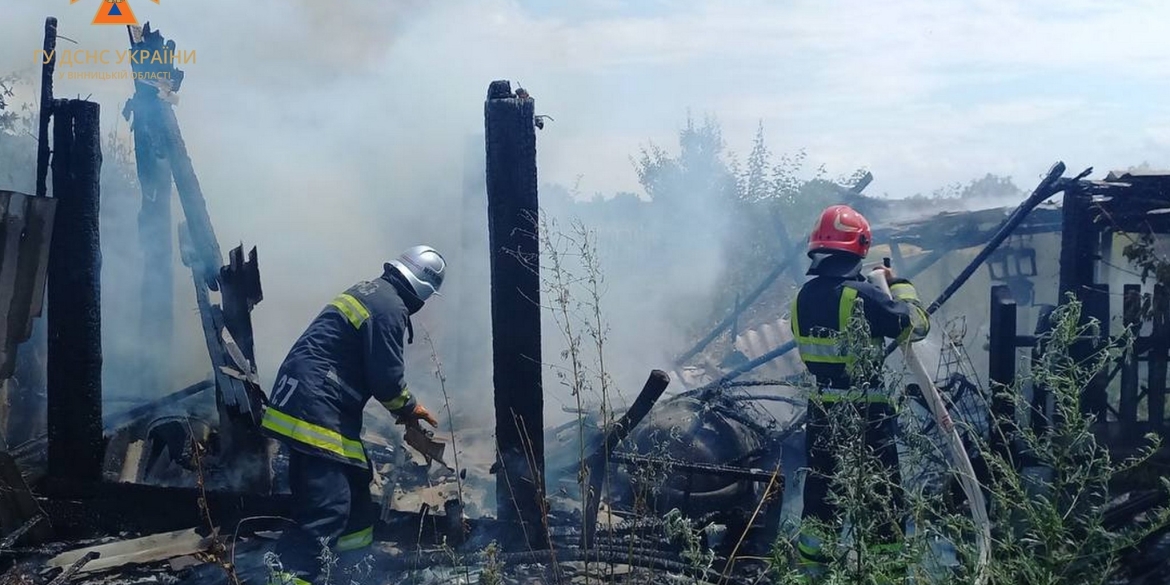 У Крижопільській громаді загорілась трава й підпалила господарчу будівлю