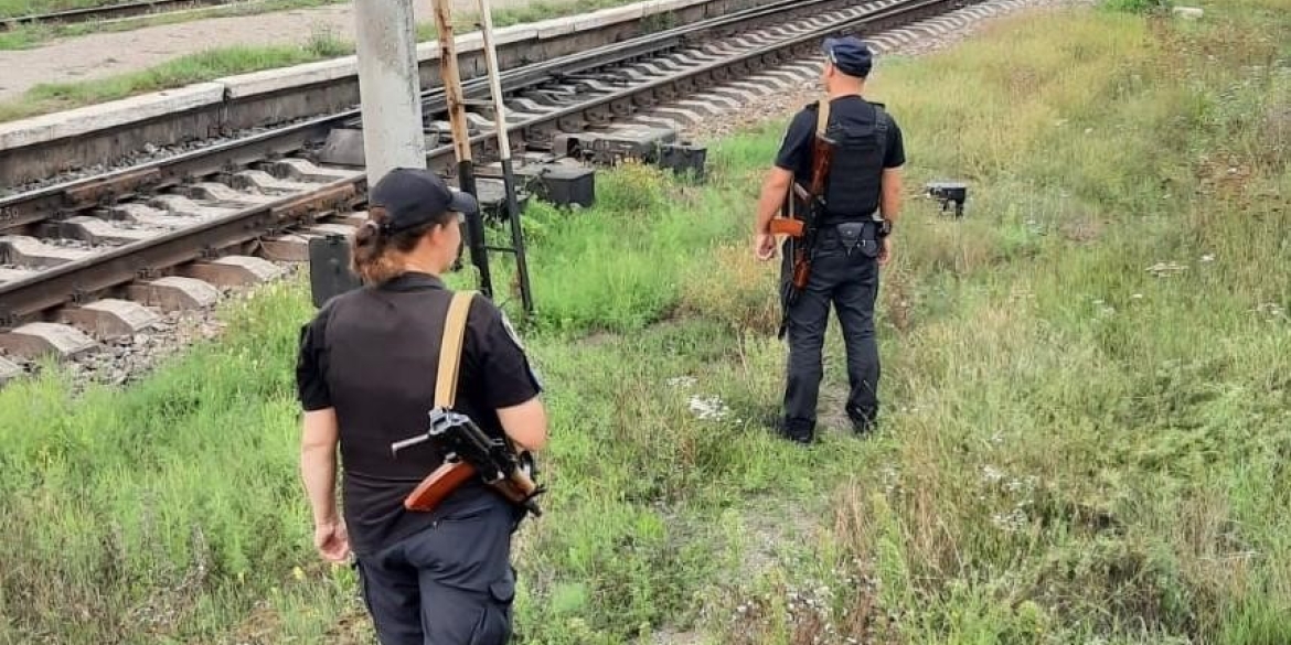 У Крижополі поліцейські врятували жінку, яка хотіла кинутись під потяг