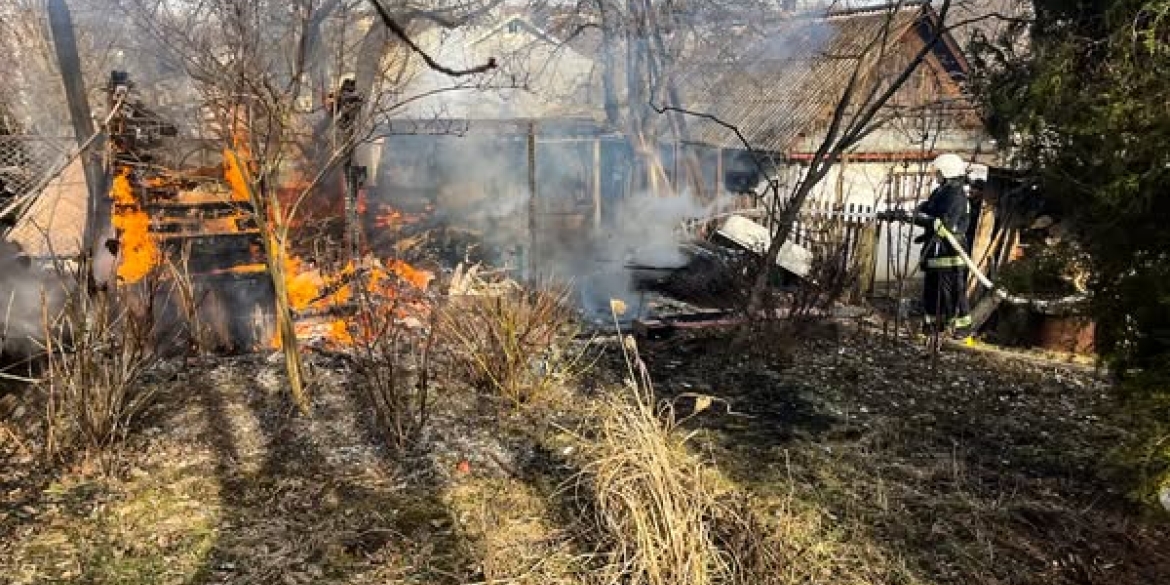 У Крижополі рятувальників викликали на пожежу господарчої будівлі