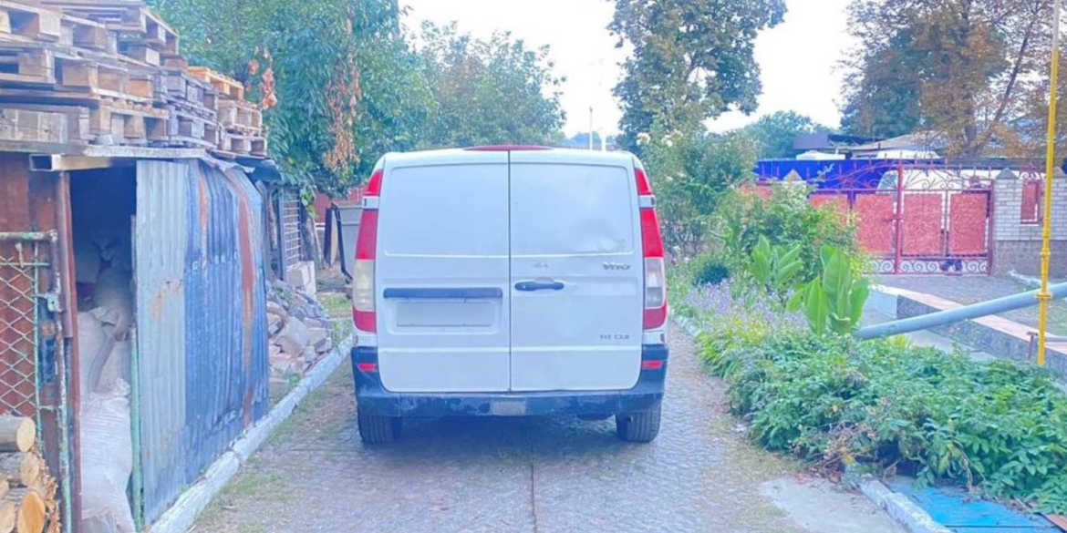 У Ладижині 81-річна жінка потрапила під колеса авто на подвір'ї будинку