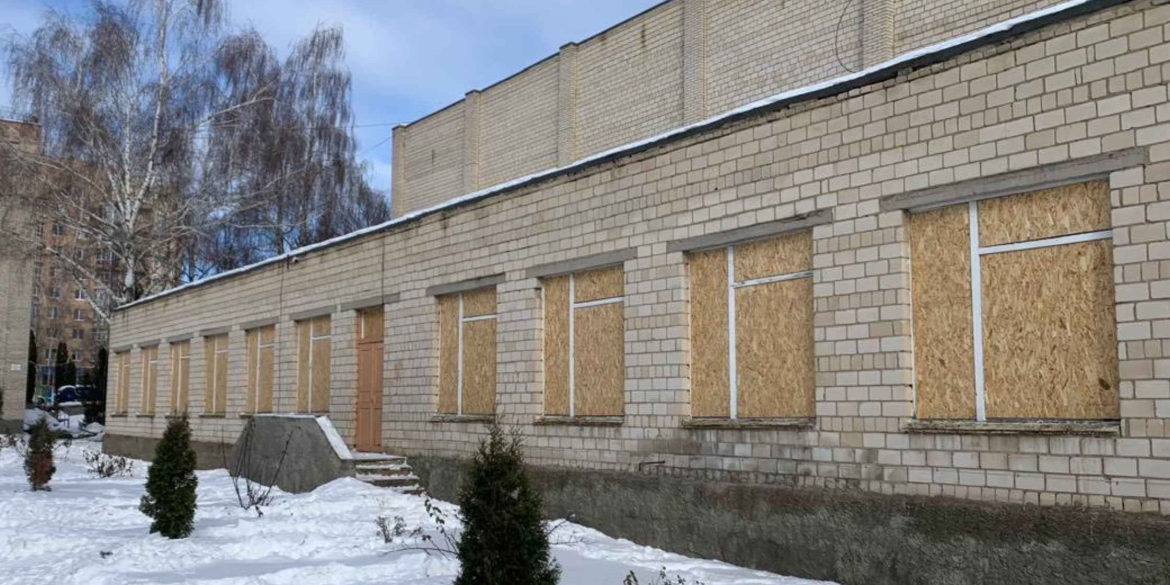 У Ладижині ліквідовують наслідки мворожої атаки подали тепло в гуртожиток, забили вікна