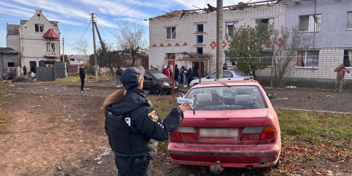 У Ладижині потребують волонтерів для відновлення після російськї нічної атаки У Ладижині потребують волонтерів для відновлення після російськї нічної атаки