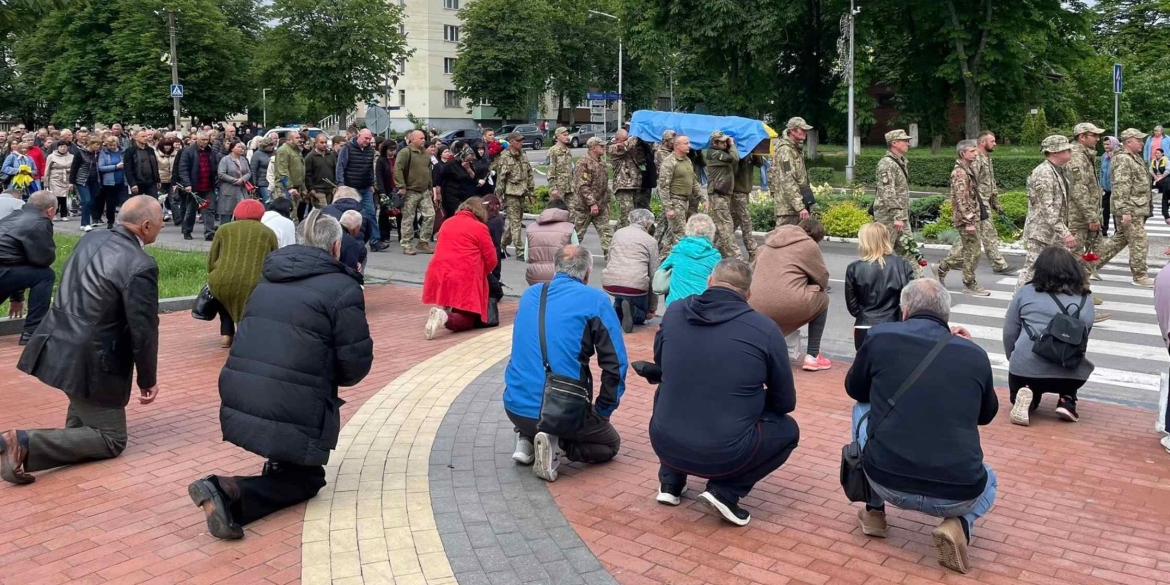 У Ладижині прощались зі старшим сержантом Збройних Сил України