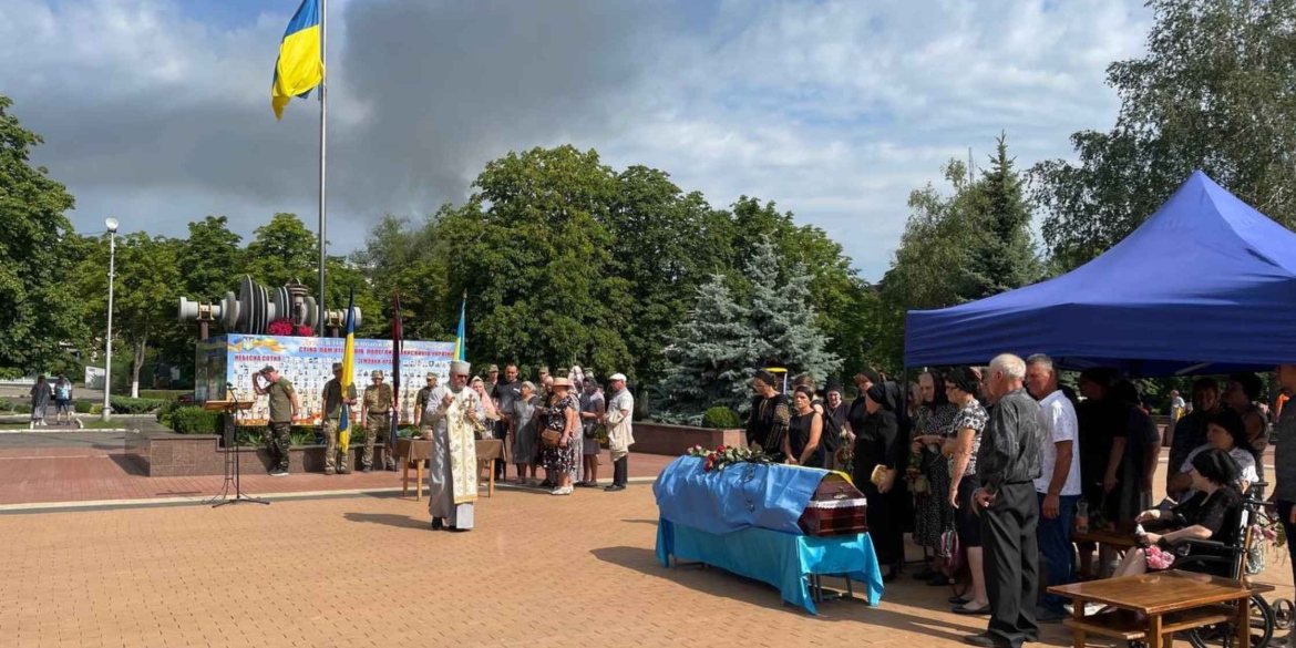 У Ладижині провели в останню путь старшого солдата Миколу Бабака