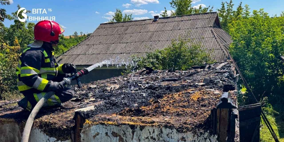 У Ладижині рятувальники евакуювали 15 людей через пожежу в коморі