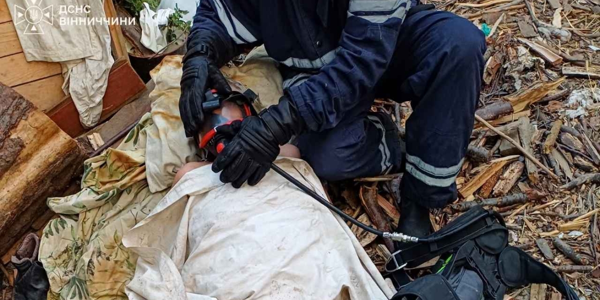 У Ладижині рятувальники врятували 80-річну жінку з палаючого будинку