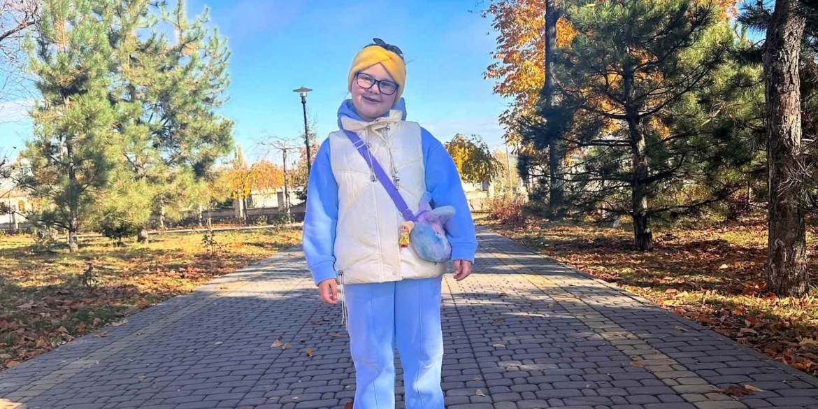 У Ладижині траур за загиблою від російського удару семирічною дитиною У Ладижині траур за загиблою від російського удару семирічною дитиною