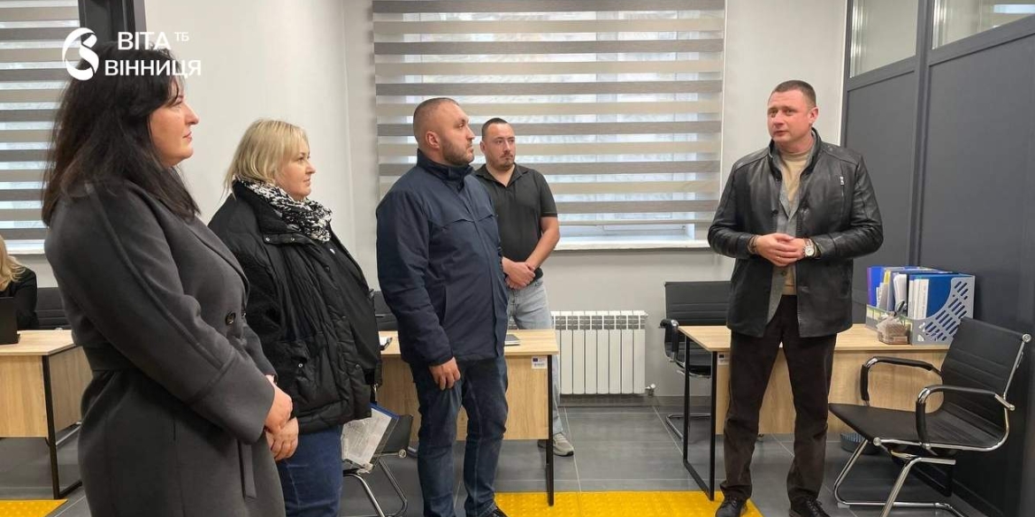 Безбар'єрний адмінсервіс «Ветеран» у Ладижині з тактильною розміткою та пандусом біля входу