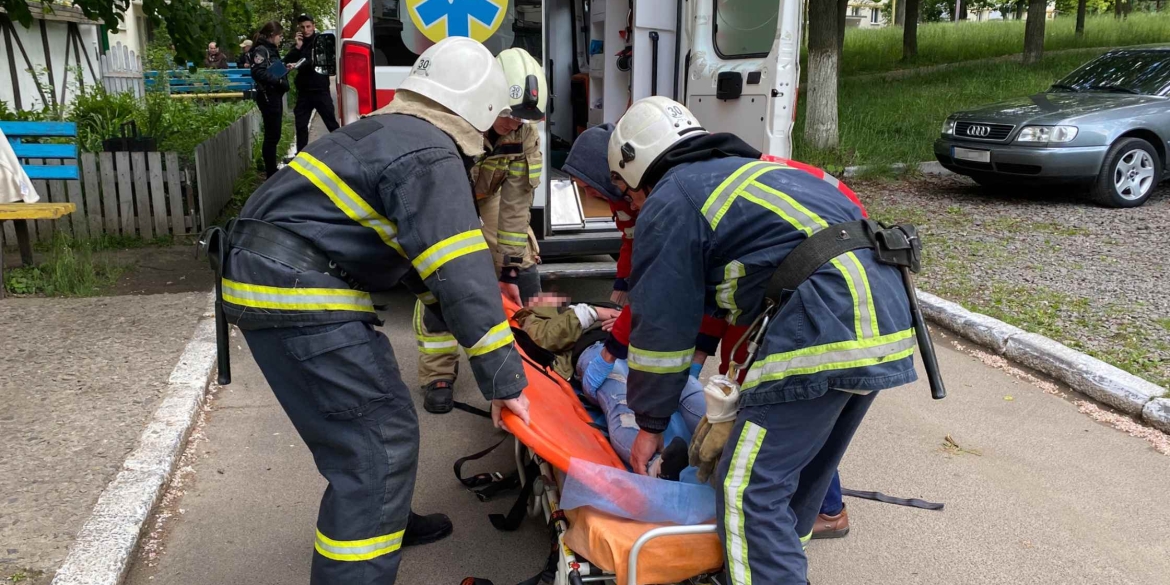 У Ладижині жінка випала з вікна третього поверху