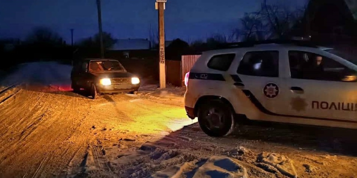 У Липовецькій громаді копи відбуксирували авто, яке зламалось серед дороги
