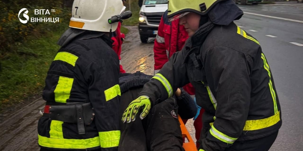 Зіткнення двох легковиків у Літині: як рятувальники діставали пораненого водія