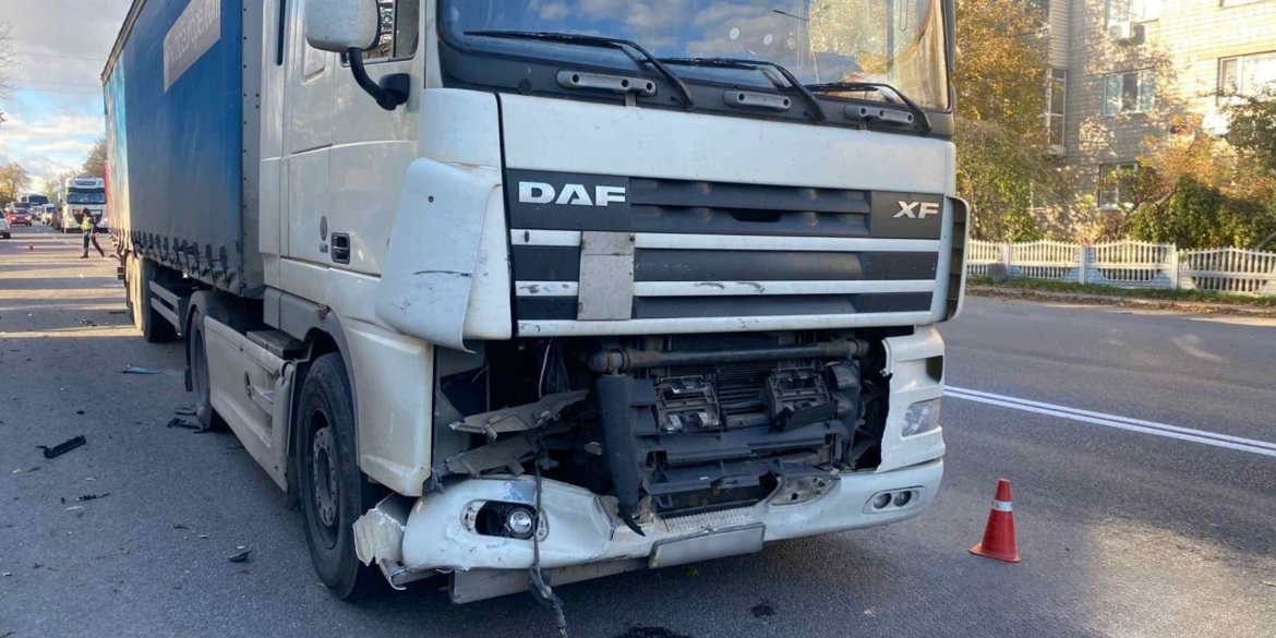 У Літині водій на розвороті в'їхав у зустрічну вантажівку