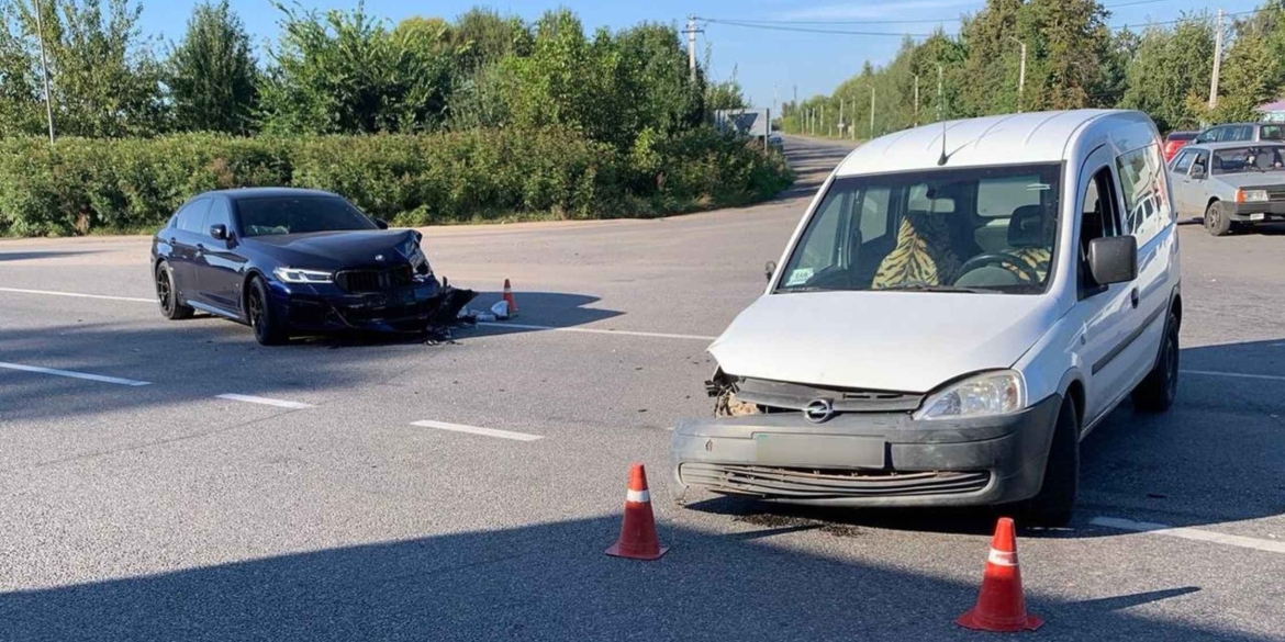 У Літині зіткнулись два автомобілі, до лікарні потрапив 79-річний водій