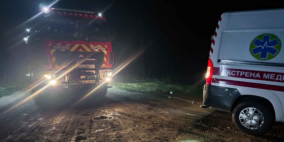 У Літинській громаді автомобіль “швидкої допомоги” застряг у багнюці