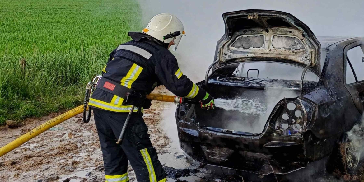 У Літинській громаді вщент згорів автомобіль